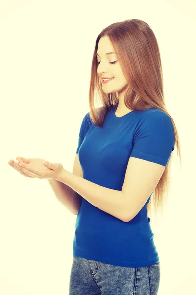 Donna sorridente che mostra qualcosa sui palmi delle mani . — Foto Stock