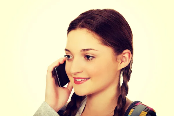 Tiener met rugzak met mobiele telefoon. — Stockfoto