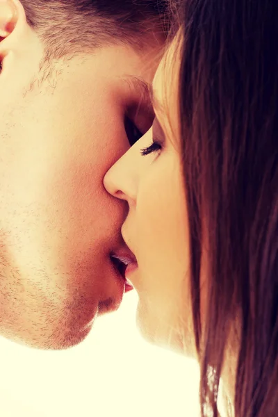 年轻夫妇接吻. — 图库照片
