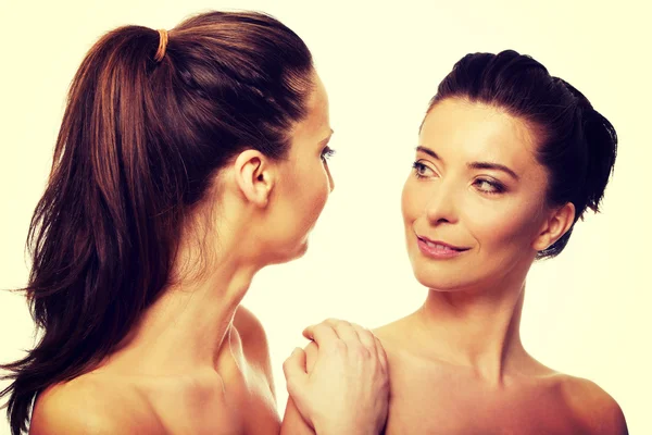 Twee zussen met make-up kijken naar elkaar. — Stockfoto