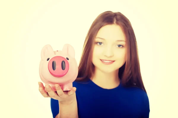 Adolescente mujer holding piggybank . —  Fotos de Stock