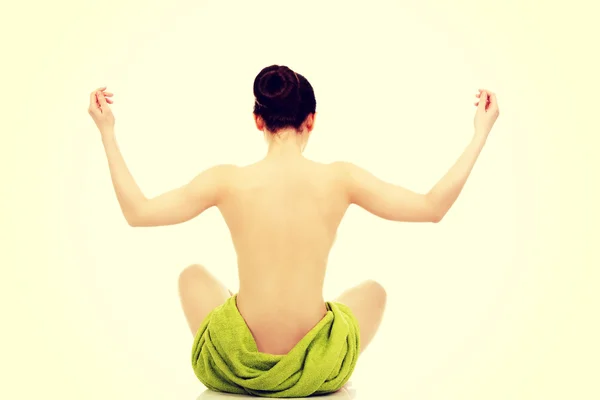 Mujer en una pose artística de yoga . —  Fotos de Stock