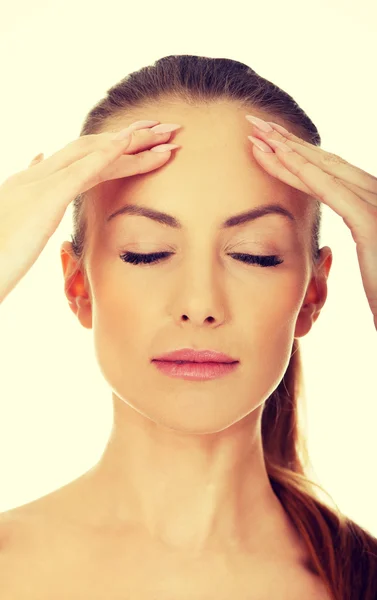 Mujer con dolor de cabeza sosteniendo la cabeza . — Foto de Stock