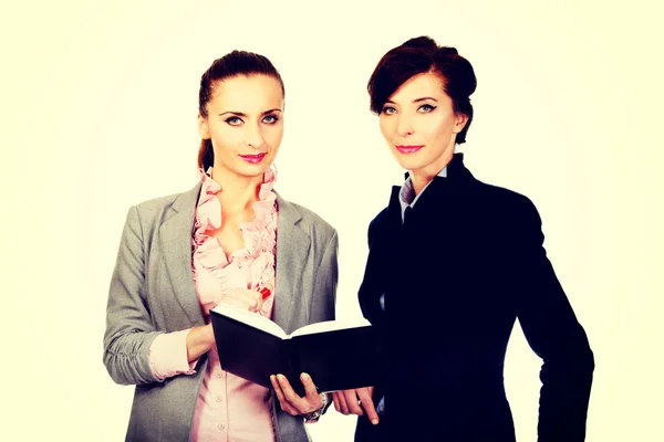Businesswomans holding een notebook. — Stockfoto