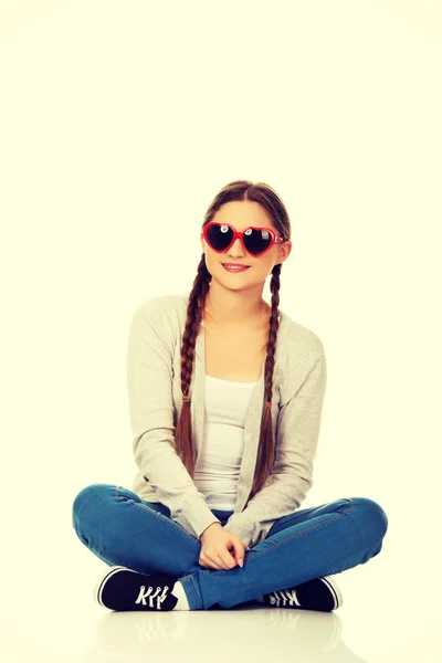 Mujer adolescente sentada usando gafas de sol . —  Fotos de Stock