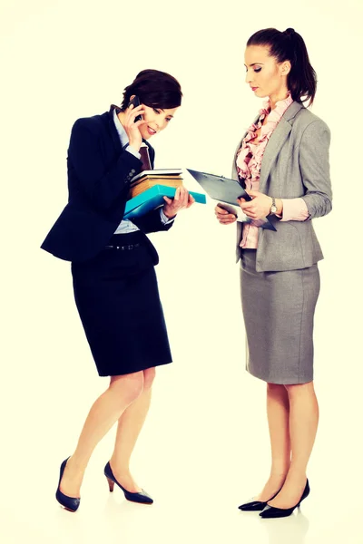 Twee businesswomans met elkaar te bespreken. — Stockfoto