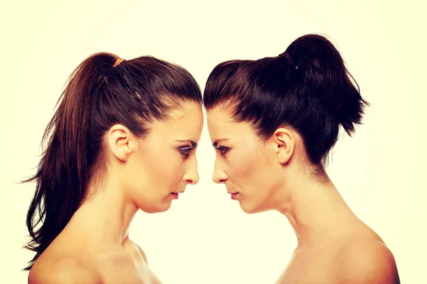 Due sorelle in piedi faccia a faccia . — Foto Stock