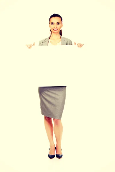 Donna d'affari che presenta banner vuoto . — Foto Stock