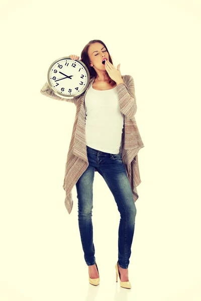 Κουρασμένος γυναίκα με ρολόι. — Φωτογραφία Αρχείου