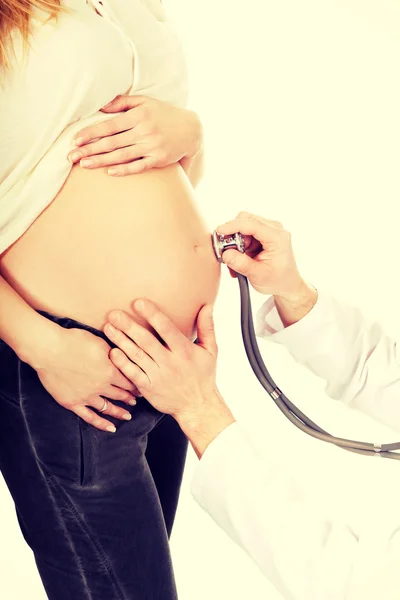 Mulher grávida a ser examinada pelo médico — Fotografia de Stock