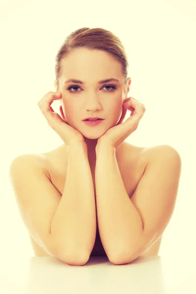 Beautiful young spa woman by a desk. — Stock Photo, Image