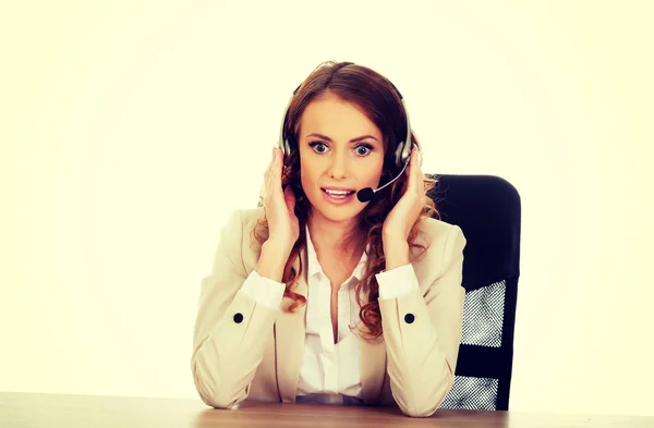 Chocado call center mulher por uma mesa . — Fotografia de Stock