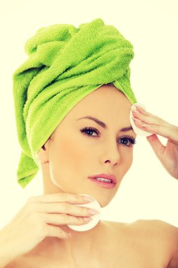 güzel bir kadınla pamuklu ped.