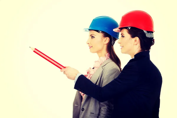 Dois arquitetos mulheres discutindo . — Fotografia de Stock