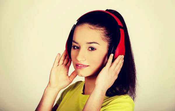 Mujer joven con auriculares escuchando música. —  Fotos de Stock