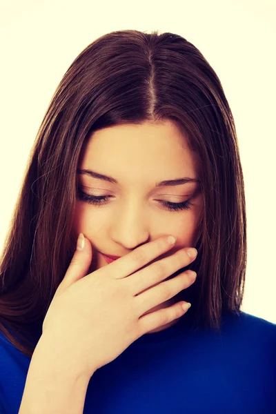 Adolescente asqueada cubriéndose la boca . — Foto de Stock