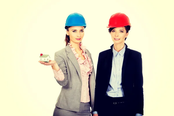 Deux architectes femmes avec modèle de maison . — Photo