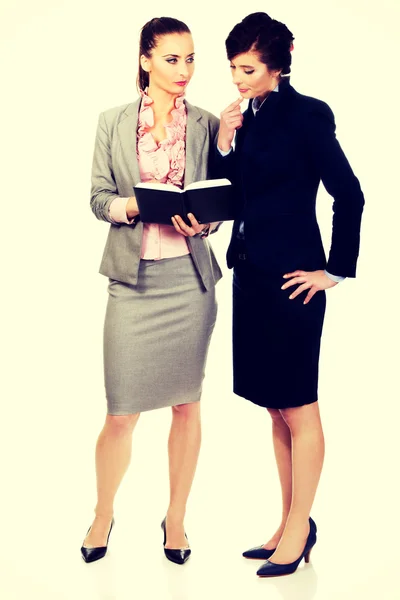 Twee businesswomans met elkaar te bespreken. — Stockfoto