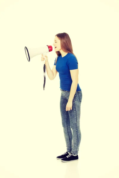 Mujer joven gritando con megáfono . — Foto de Stock