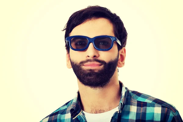 Młody człowiek w okularach przeciwsłonecznych. — Zdjęcie stockowe