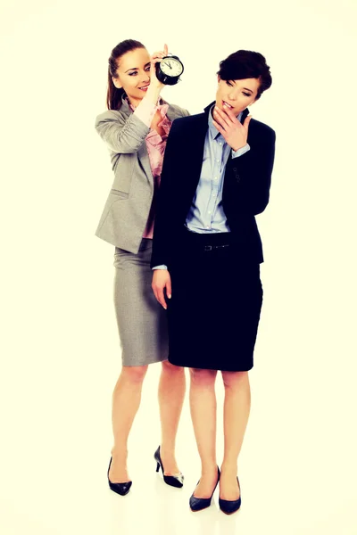 Mulher de negócios acordando seu parceiro . — Fotografia de Stock