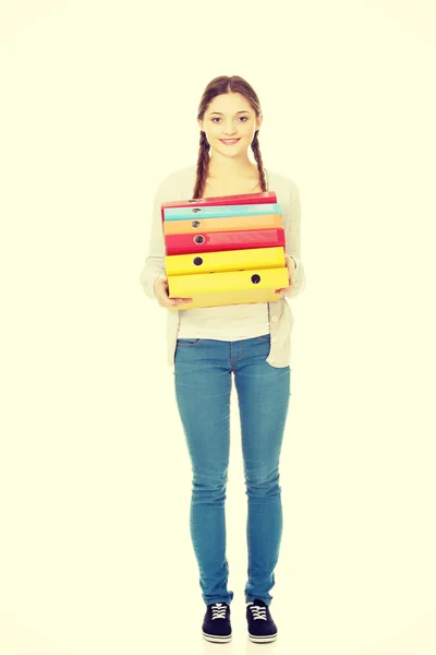 Teenager hält Ordner in der Hand. — Stockfoto