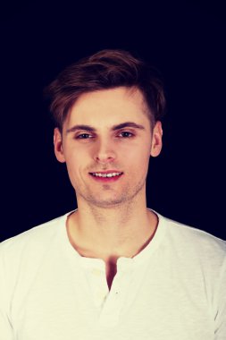 genç gülümseyen adam.