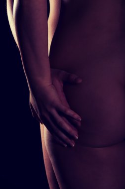 Adam çıplak kadının kıçını dokunmadan.