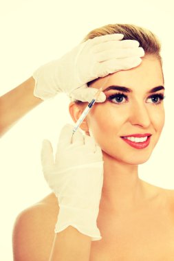 Gülümsedi genç kadın yüz botox enjeksiyon geçiriyor