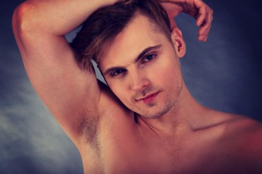 genç gülümseyen adam.