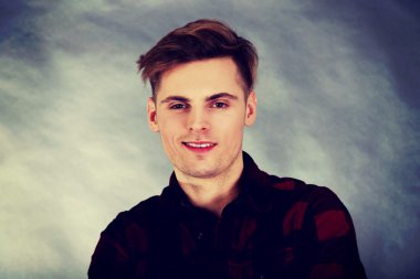 genç gülümseyen adam.