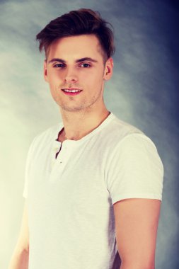 genç gülümseyen adam.