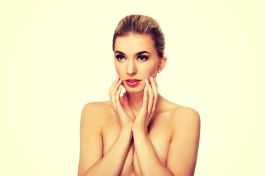 Poitrait banyo veya spa sonra genç rahat kadın.