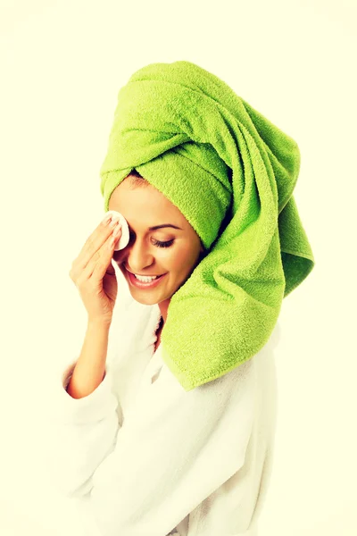 Vrouw in badjas verwijderen van make-up — Stockfoto