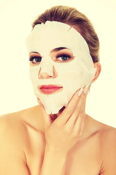 Jeune femme avec masque facial — Photo