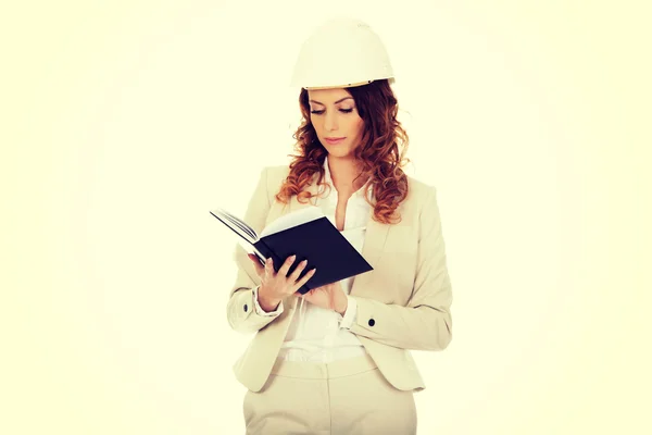 Ingenieur vrouw leest een notitie. — Stockfoto
