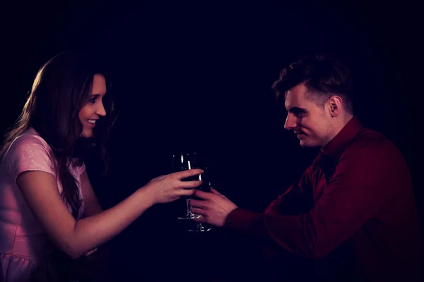 Casal com vinho por uma mesa . — Fotografia de Stock