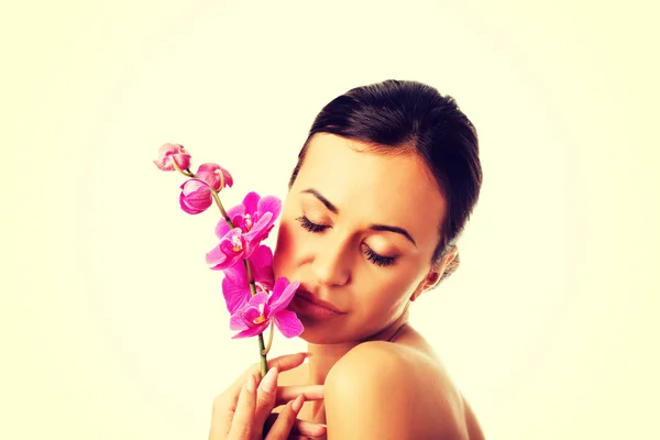 Femme seins nus avec branche orchidée pourpre — Photo