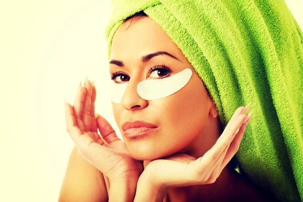 Kvinna med gel eye mask — Stockfoto