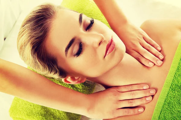 Ontspannen vrouw is massage — Stockfoto