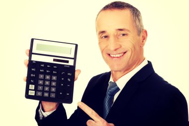 Hesap makinesinde işaret mutlu işadamı