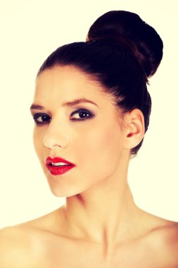 Güzel üstsüz kadın ile makyaj.