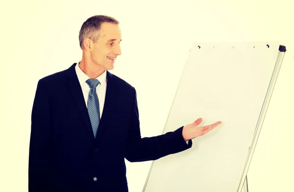 Männliche Führungskräfte präsentieren sich auf Flipchart — Stockfoto