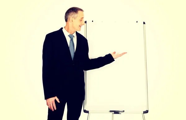 Male executive presenting on flip chart — Stock Photo, Image