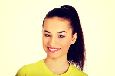 dost gülümseyen genç kadın.