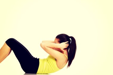 egzersiz ve bir crunch yapıyor kadın.