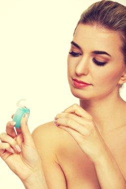 genç kadının dişlerini diş ipi.