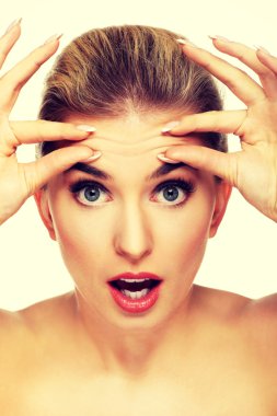 Genç kadın alnındaki kırışıklık kontrol