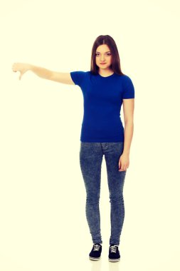 başparmak aşağı olan kadın.