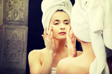 kadın onun yüzü dikkat çekmek.